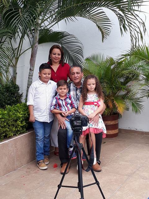 Gorky Muñoz acompañado de su familia durante la celebración de su cumpleaños.